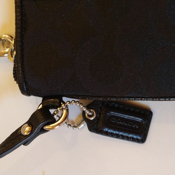 NWOT. Coach canvas Signature C logo wristlet. - Picture 3 of 6